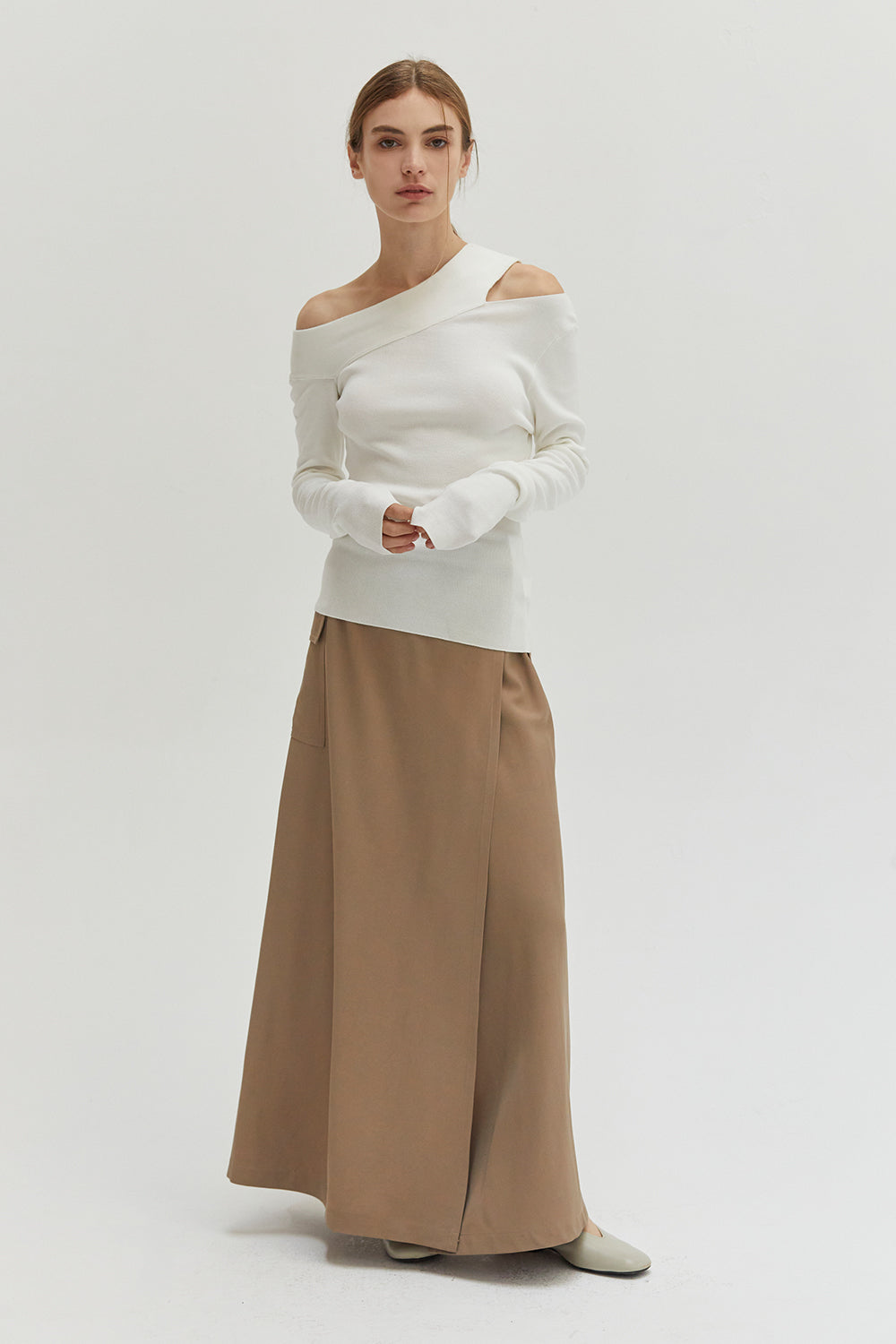 Strickoberteil mit Cut-Out an der Schulter und langen Ärmeln