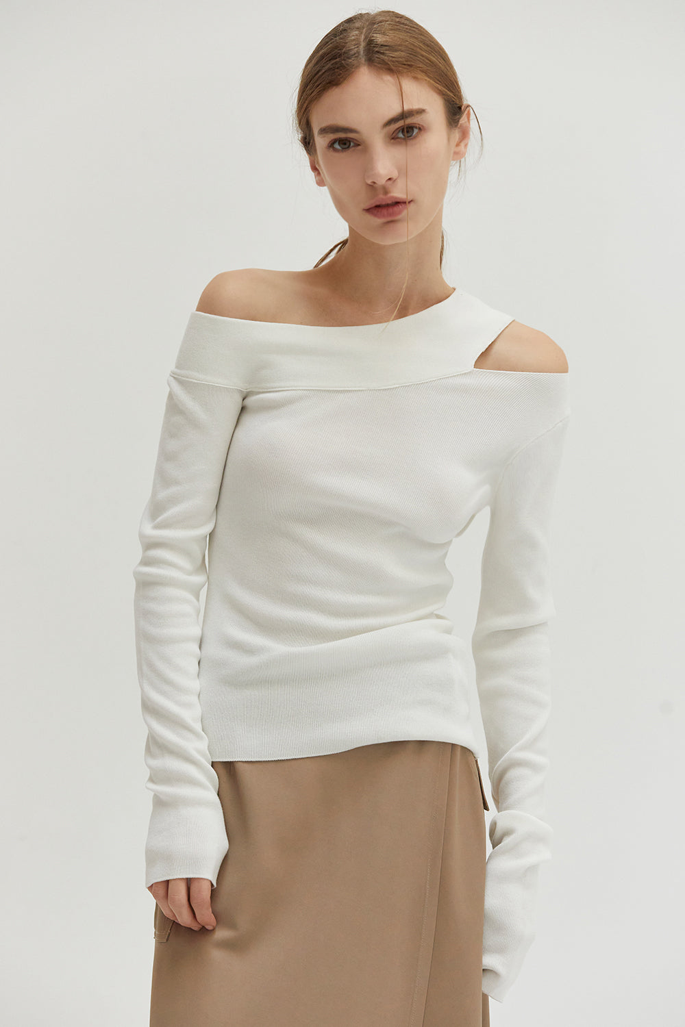 Strickoberteil mit Cut-Out an der Schulter und langen Ärmeln