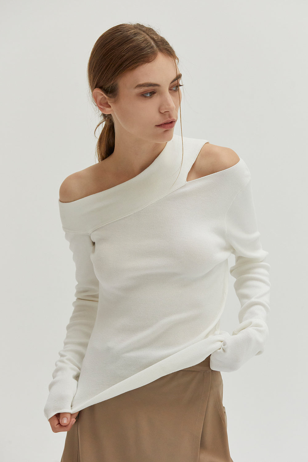 Strickoberteil mit Cut-Out an der Schulter und langen Ärmeln