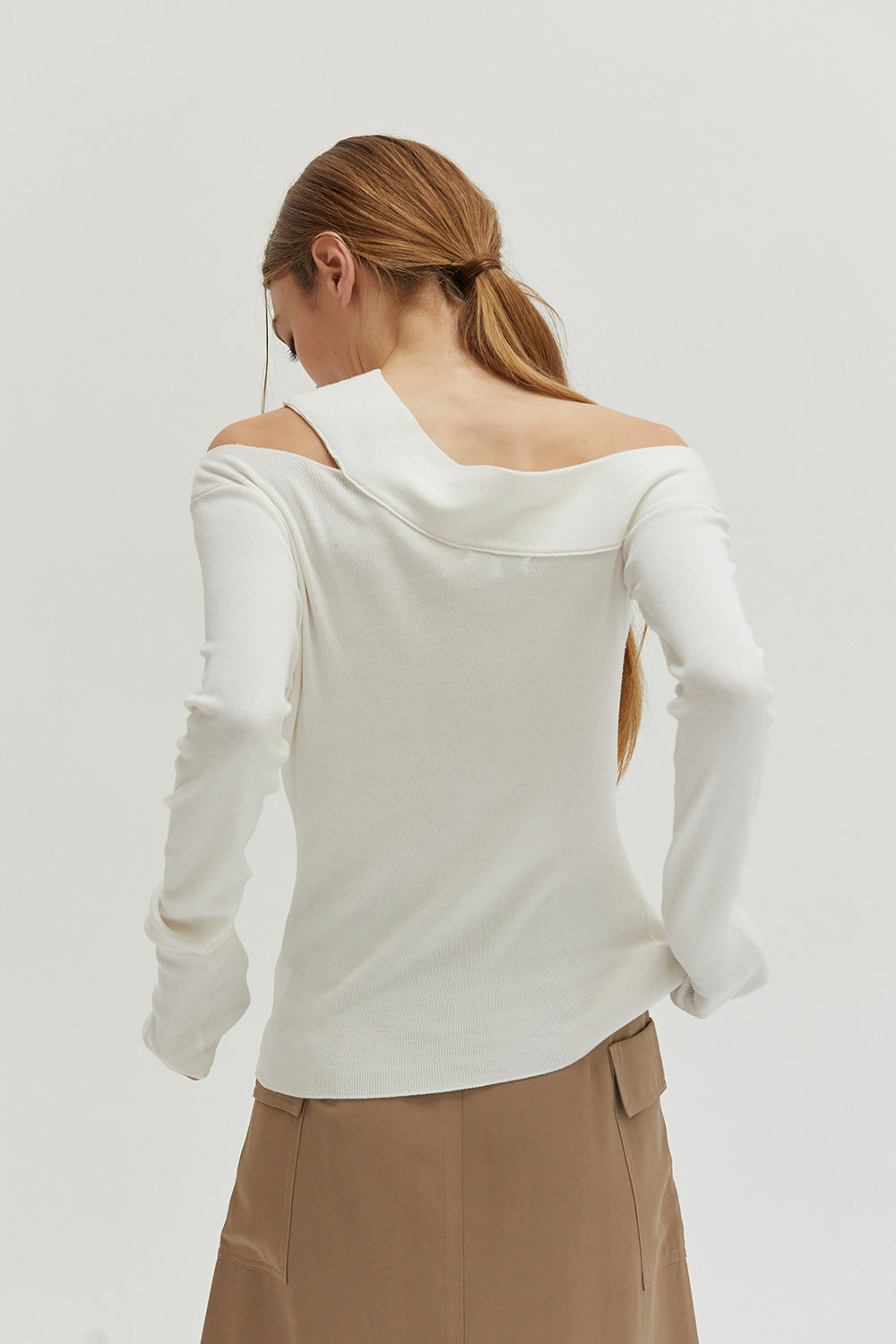 Strickoberteil mit Cut-Out an der Schulter und langen Ärmeln