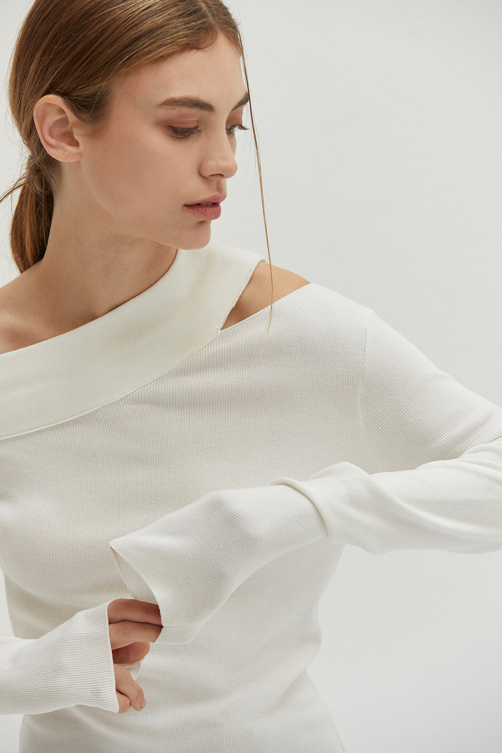 Strickoberteil mit Cut-Out an der Schulter und langen Ärmeln