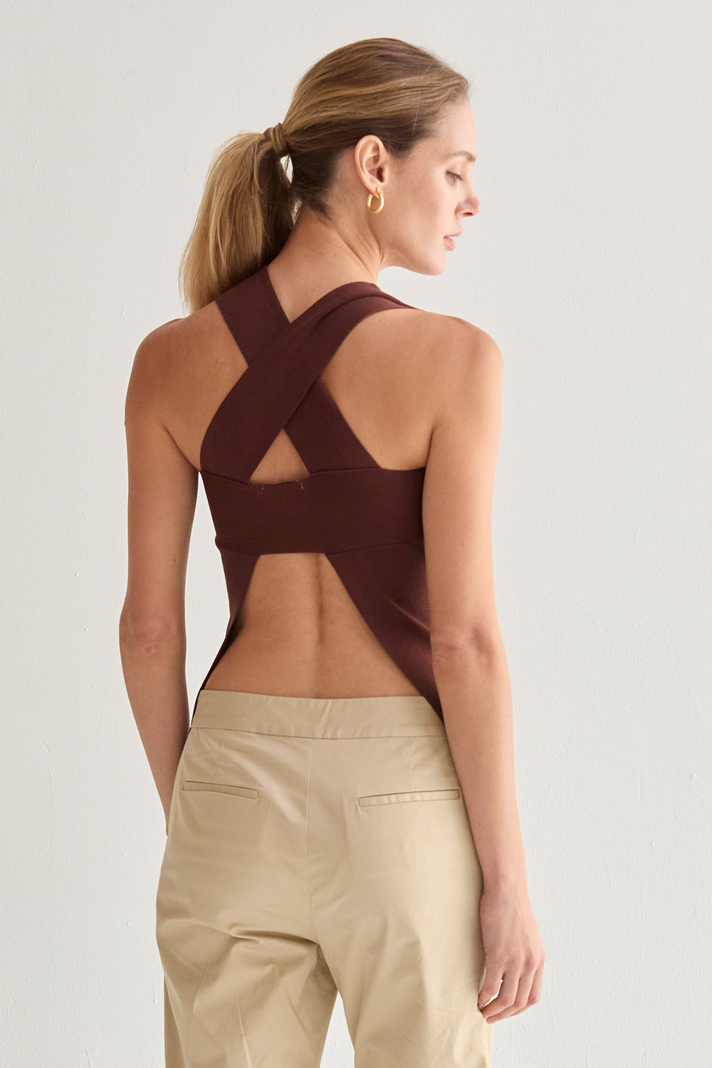 Strickoberteil mit Cut-Out und gekreuztem Rückenausschnitt